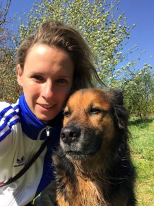 Berit Glawe mit ihrem Hund Flou